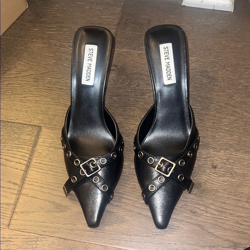 Steve Madden Black Buckle Short Herls